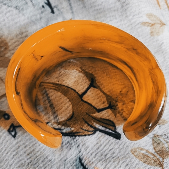 Wide Caramel Amber Swirled Dark Butterscotch Lucite Cuff Bangle Bracelet Vintage - Picture 10 of 11